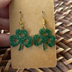 NWOT Sparkle Shamrock Resin Earrings